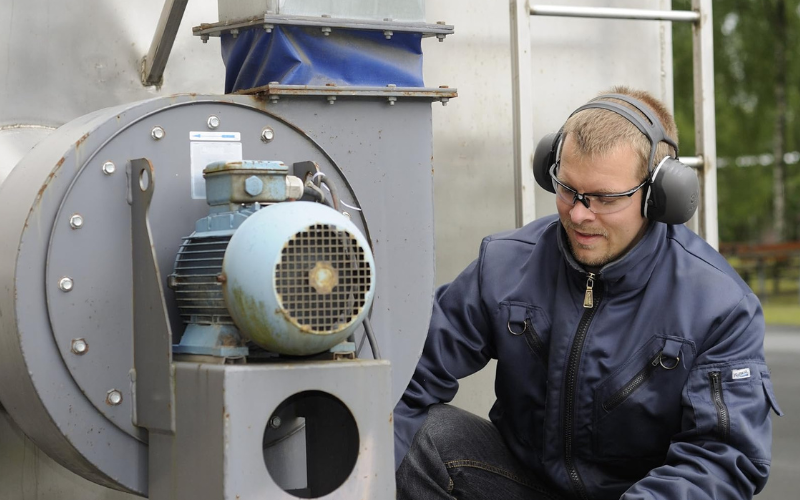 Worker wears the Pyramex VentureGear AmpBT Earmuffs.