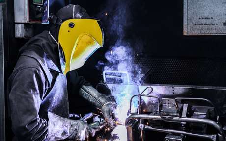 What’s the Difference Between a Welding Hood and Helmet?