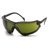 The Pyramex Safety V2G Welding Safety Glasses GB18_0SFT, available in a 12/box pack, are equipped with green-tinted lenses featuring an IR filter. The glasses boast a robust black frame and are designed with curved lenses and side shields to provide optimal protection. Additionally, they offer UV protection, while the slightly curved temples ensure a secure and comfortable fit.