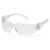 The Pyramex Intruder Anti-fog Safety Glasses S41_0ST, available in a box of 12, are depicted with clear wraparound lenses and stylish curved arms. These Pyramex Safety glasses boast a contemporary design with anti-fog technology and scratch-resistant lenses, providing impact protection while remaining lightweight and unobtrusive.